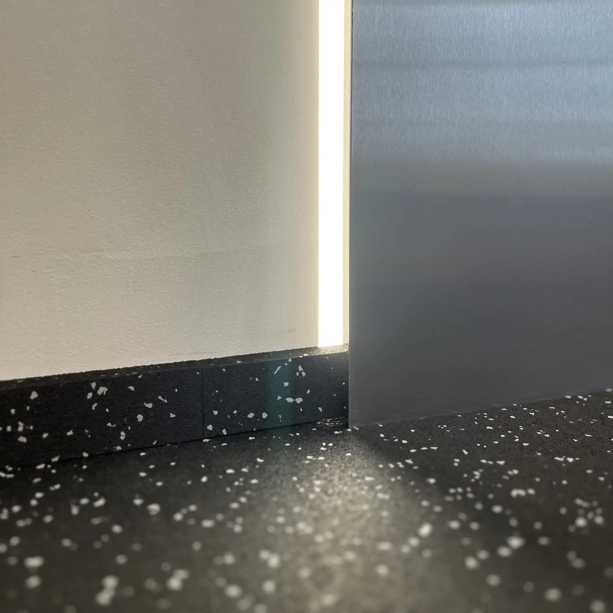 Präzises Zuschneiden des Gummibodens im Fitnessstudio